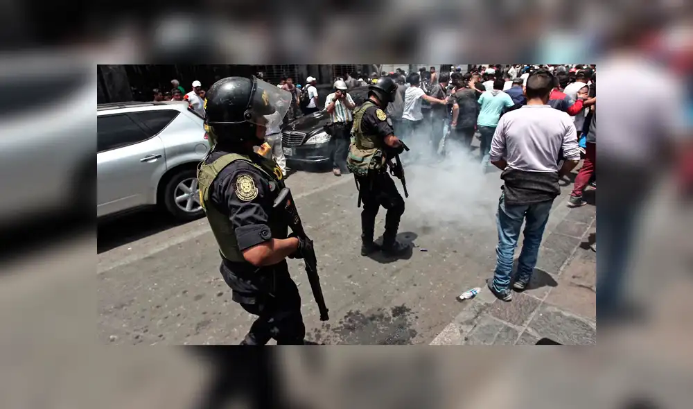 Policía logró restablecer el orden en la Plaza San Martín tras replegar a colectiveros con bombas lacrimógenas. Foto: GLR / Michael Ramón Policía logró restablecer el orden en la Plaza San Martín tras replegar a colectiveros con bombas lacrimógenas. Foto: GLR / Michael Ramón
