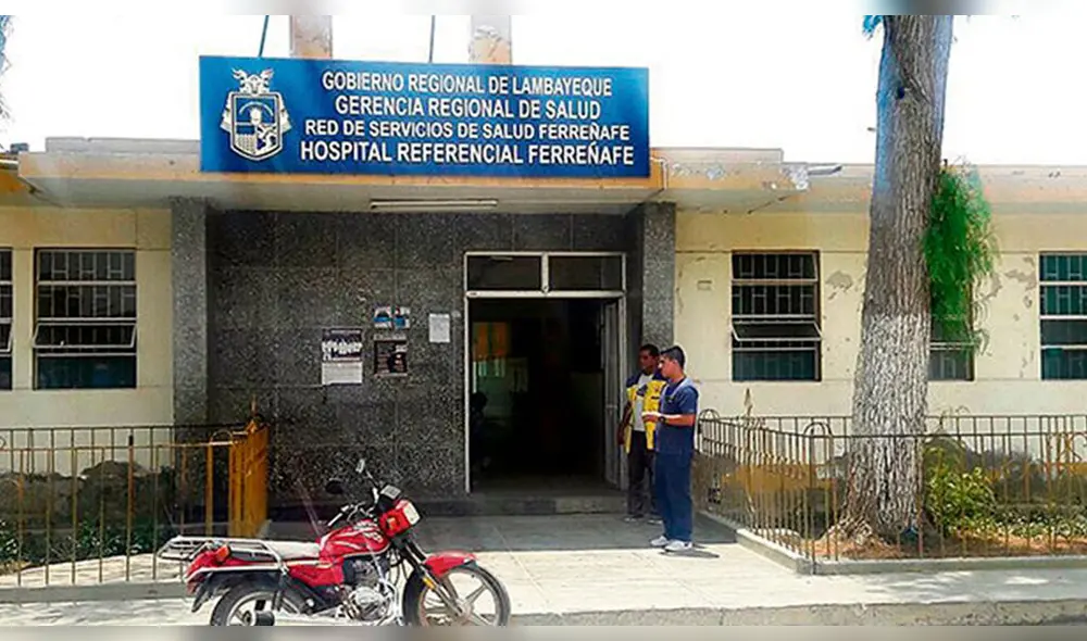 . Los pacientes y el personal de salud tienen que llenar baldes con agua