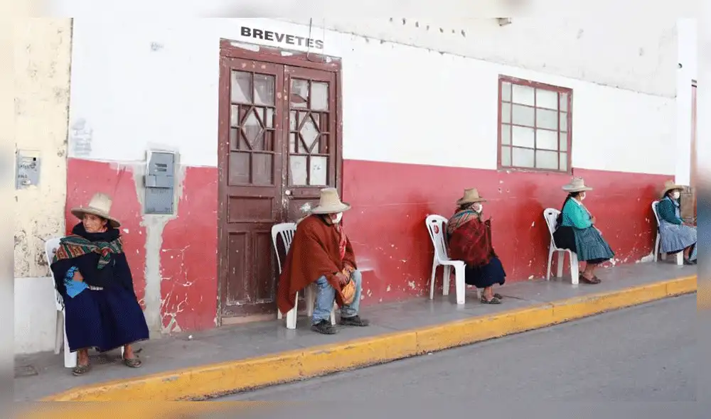 Coronavirus: protegen a ancianos que hacían cola en los exteriores de banco de Cajamarca 