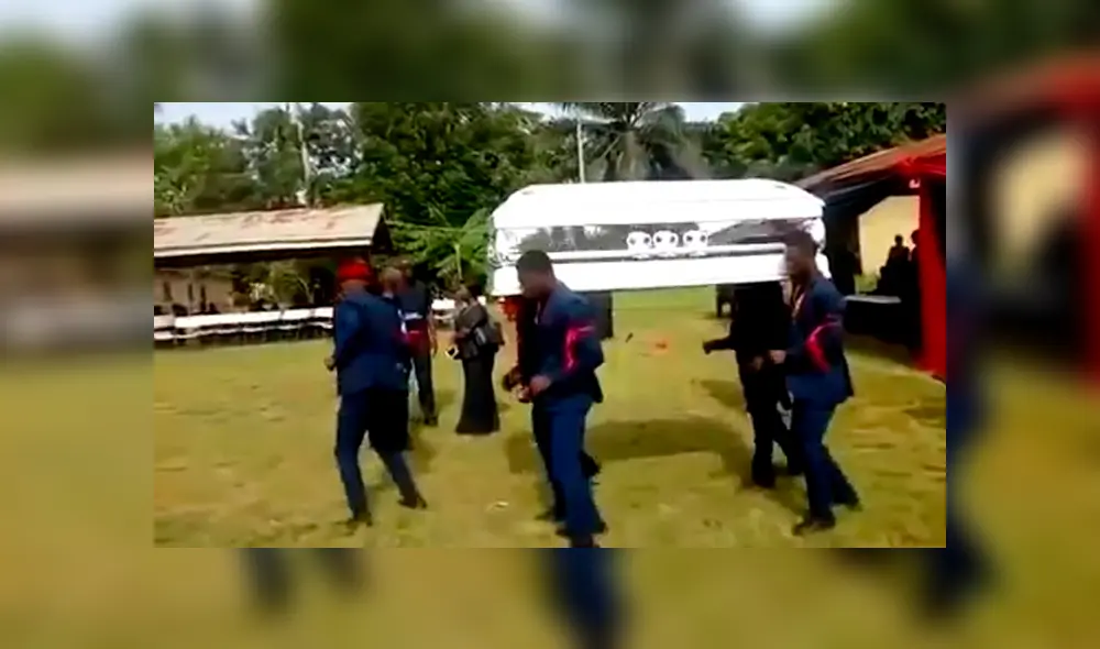 YouTube viral: hombres danzan con ataúd en hombros y un descuido hace que el cadáver caiga [VIDEO]