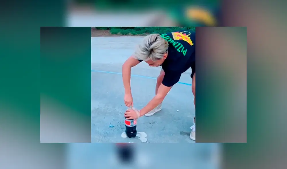 Los jóvenes tiraron la botella sin imaginar el asombroso resultado que obtendrían. Foto: captura.