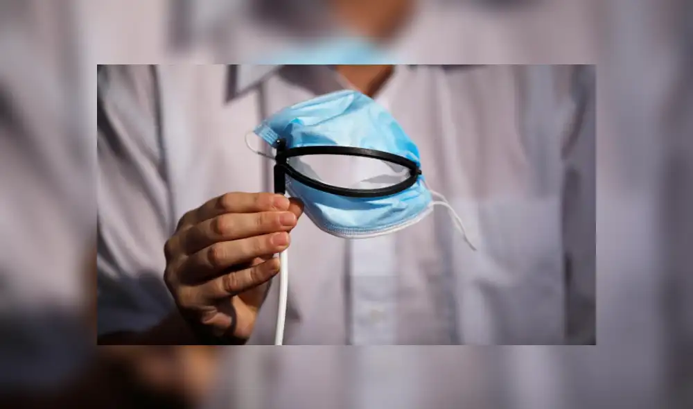 La boca mecánica de la mascarilla, que se abre y cierra por medio de una palanca manual. | Foto: Amir Cohen La boca mecánica de la mascarilla, que se abre y cierra por medio de una palanca manual. | Foto: Amir Cohen