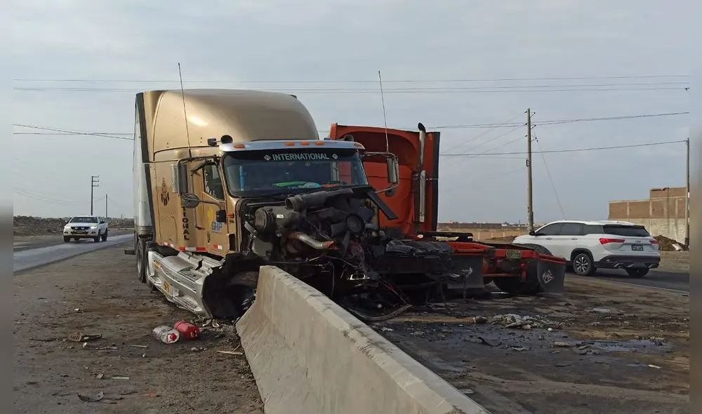 Trailer quedó impactado contra muro enplena Pnamericana. Foto: Sergio Verde/URPI-LR Trailer quedó impactado contra muro enplena Pnamericana. Foto: Sergio Verde/URPI-LR