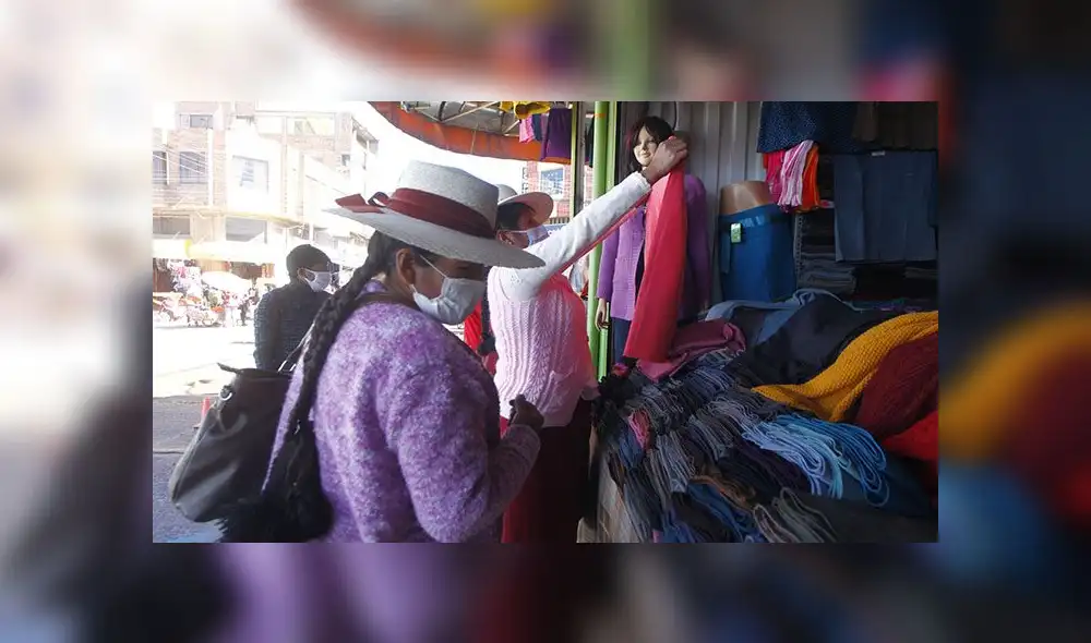 Compradoras en el mercado Túpac Amaru de Juliaca. Foto: Juan Carlos Cisneros. Compradoras en el mercado Túpac Amaru de Juliaca. Foto: Juan Carlos Cisneros.
