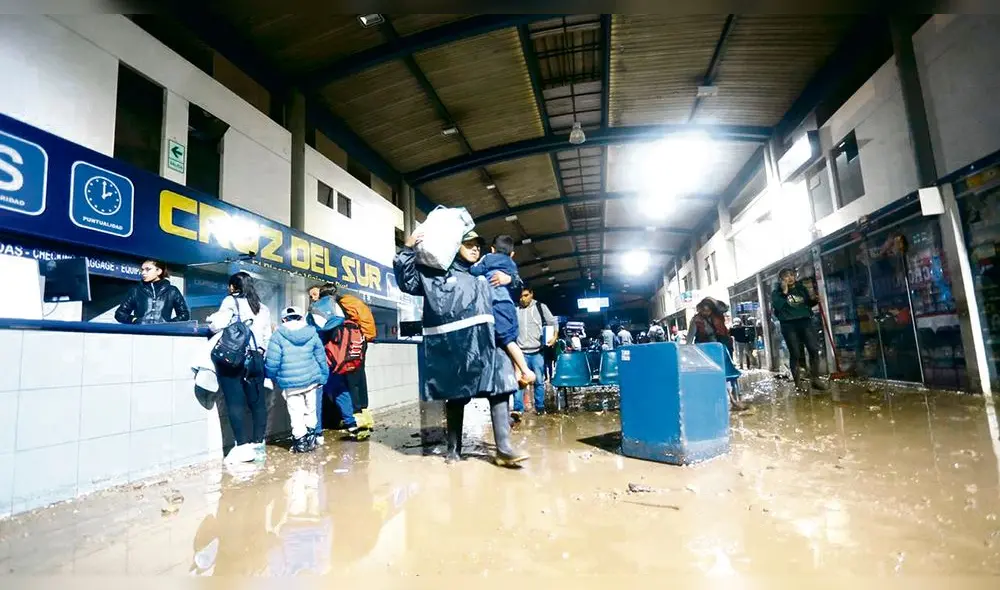 Terminal Terrestre. Desbrode de la torrentera de Los Incas llegó hasta los dos terrapuertos y los inundó. Terminal Terrestre. Desbrode de la torrentera de Los Incas llegó hasta los dos terrapuertos y los inundó.