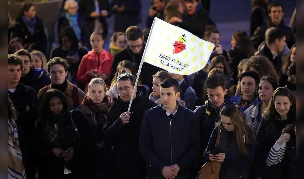 Oraciones, cantos y velas por Notre Dame: la vigilia de los parisinos y turistas [FOTOS]