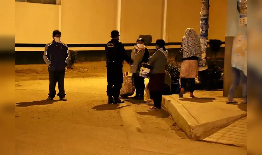 En la madrugada, comerciantes intentaron ingresar a la zona. Foto: MPL En la madrugada, comerciantes intentaron ingresar a la zona. Foto: MPL