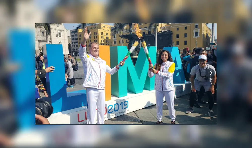 Alcalde Jorge Muñoz recibiendo el fuego de la antorcha Parapanamericana. Foto: Municipalidad de Lima