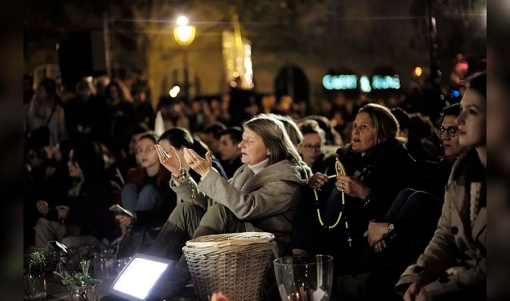 Oraciones, cantos y velas por Notre Dame: la vigilia de los parisinos y turistas [FOTOS]