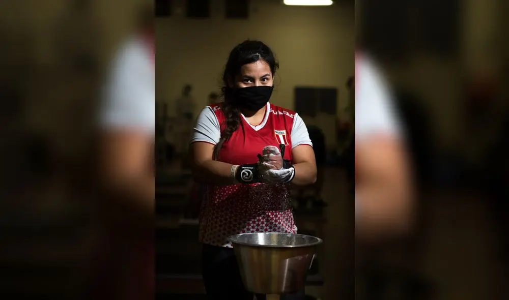 Destacada pesista Eldi Paredes y la mascarilla bien puesta antes de entrenar. Foto: John Reyes