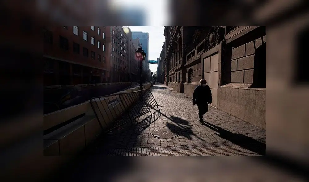 Un hombre camina por el centro durante la cuarentena obligatoria decretada para frenar el avance de la COVID-19, en Santiago. Foto: EFE