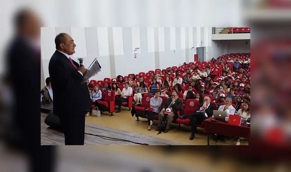 Idel Vexler recibe propuestas de estudiantes para el papa Francisco