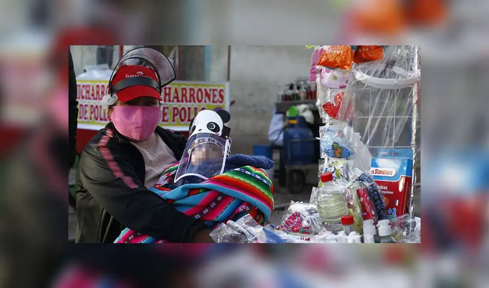 Demasiana Quispe, vendedora ambulante acompañada de su hijo de meses se nacido. Foto: Juan Carlos Cisneros. Demasiana Quispe, vendedora ambulante acompañada de su hijo de meses se nacido. Foto: Juan Carlos Cisneros.