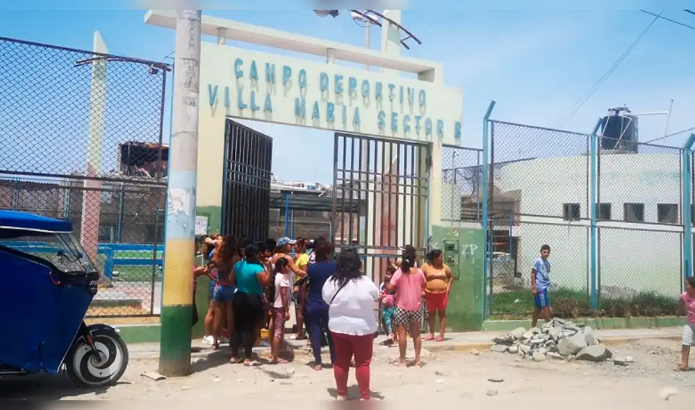 Disputa. Ambos grupo de pobladores llegaron a campo deportivo para exigir administración. Disputa. Ambos grupo de pobladores llegaron a campo deportivo para exigir administración.