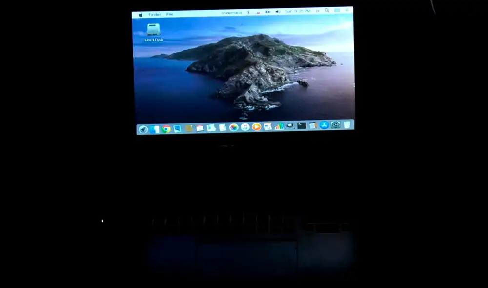 Usuario creó una 'MacBook mini' con puerto USB 3.0, conector MagSafe y hasta el logo de la manzana translucido. Foto: YouTube