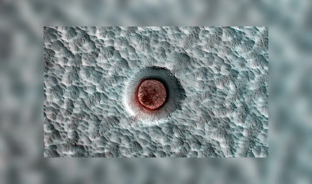 Cráter observado en el polo norte de Marte. Imagen: MRO / NASA. Cráter observado en el polo norte de Marte. Imagen: MRO / NASA.
