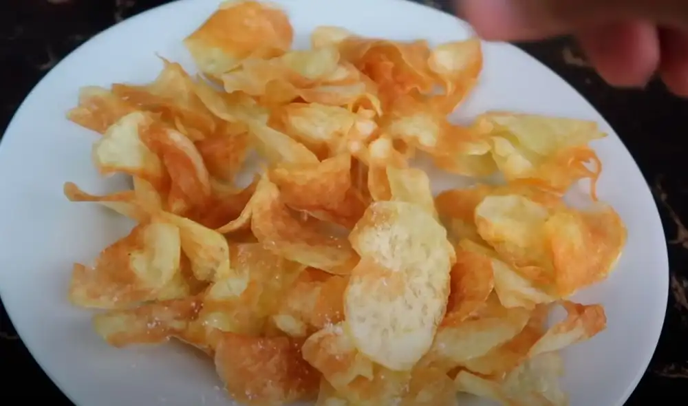 Los youtubers enseñaron la sencilla receta para hacer este piqueo. Foto: Captura/YouTube/DesbalanceAdos Los youtubers enseñaron la sencilla receta para hacer este piqueo. Foto: Captura/YouTube/DesbalanceAdos