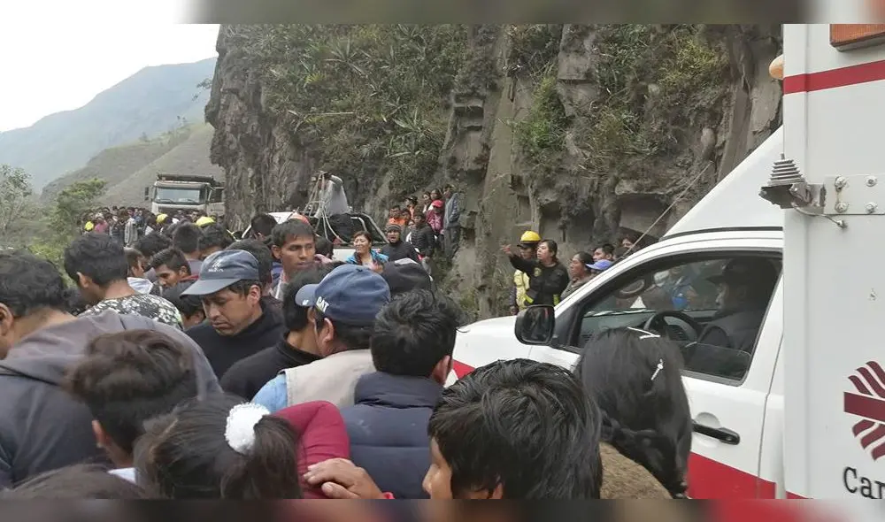 Puno: Miniván con pasajeros cae a abismo de 50 metros y termina en río Inambiri Puno: Miniván con pasajeros cae a abismo de 50 metros y termina en río Inambiri
