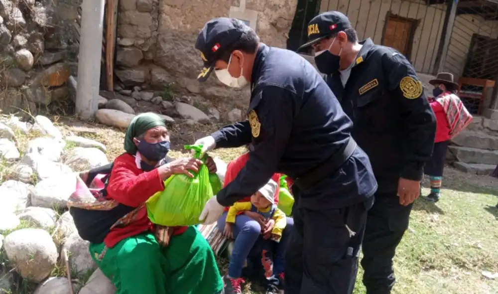 Agentes policiales de Abancay, con apoyo de instituciones, lograron realizar donaciones en dos poblados de Abancay. Foto: PNP