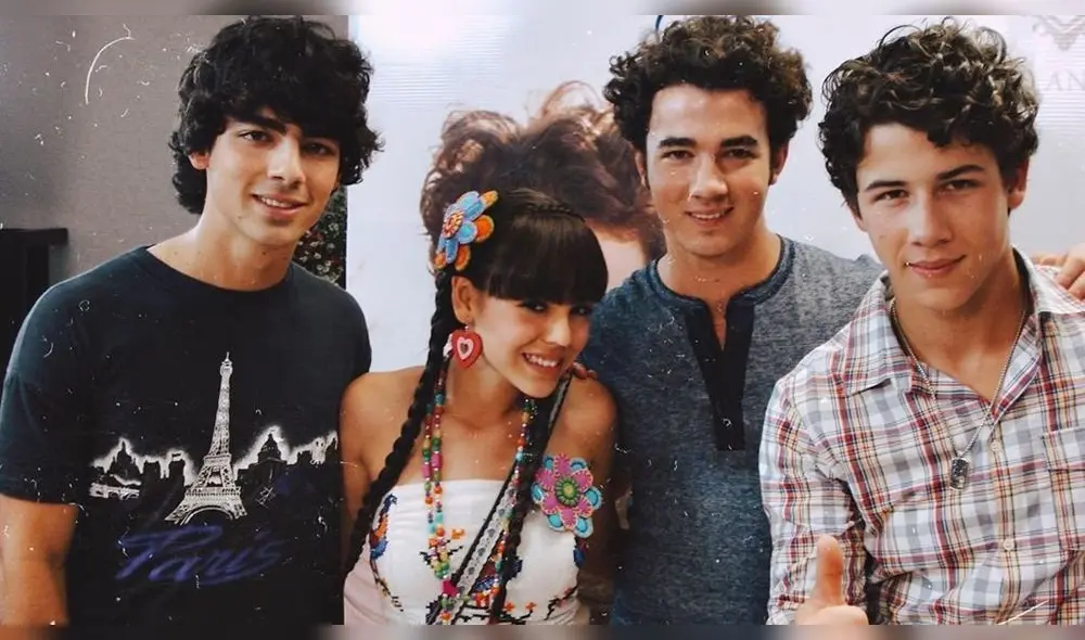 Danna Paola Jonas Brothers