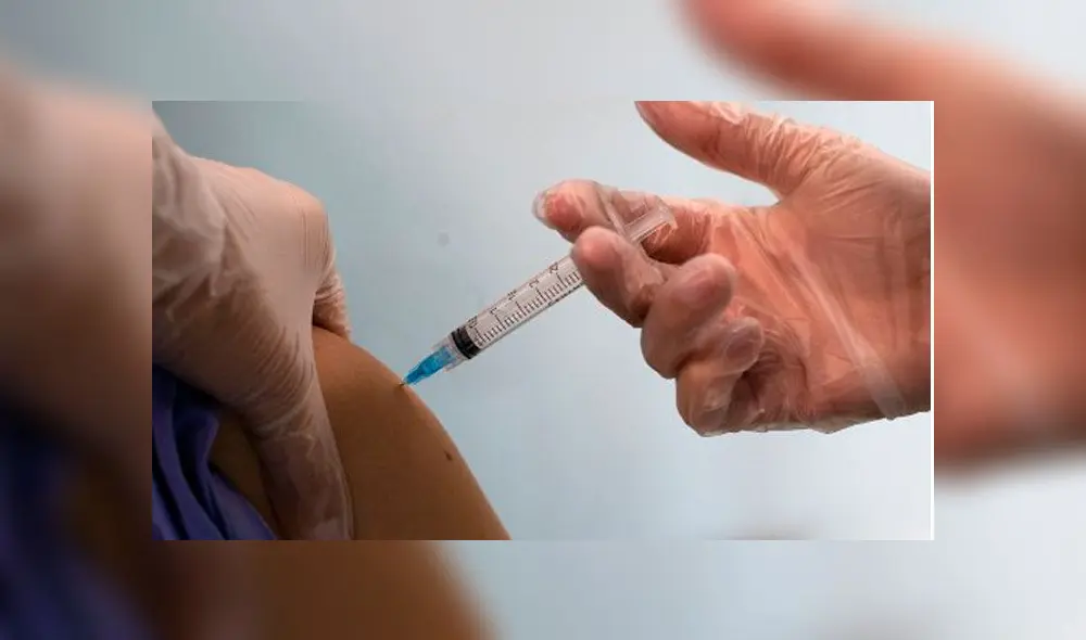 Un trabajador médico recibió la vacuna Pfizer/BioNTech COVID-19 en el Hospital Posta Central en Santiago. Foto: AFP