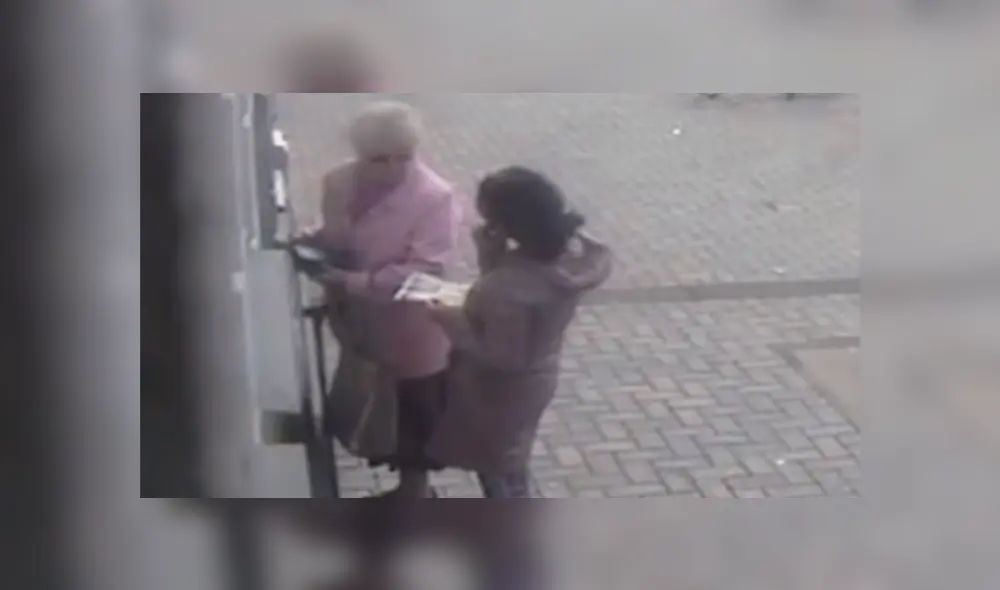 Dos hombres se quedaran viendo el incidente sin hacer nada por defender a la anciana. Foto: captura Dos hombres se quedaran viendo el incidente sin hacer nada por defender a la anciana. Foto: captura