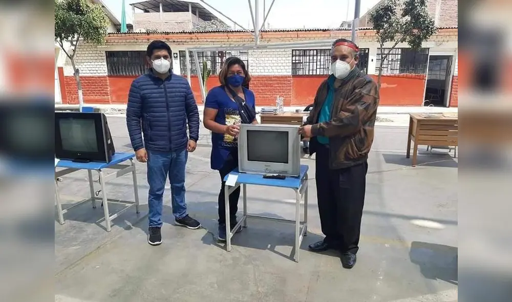 Profesor regala televisores y celulares sus alumnos para que puedan estudiar Profesor regala televisores y celulares sus alumnos para que puedan estudiar