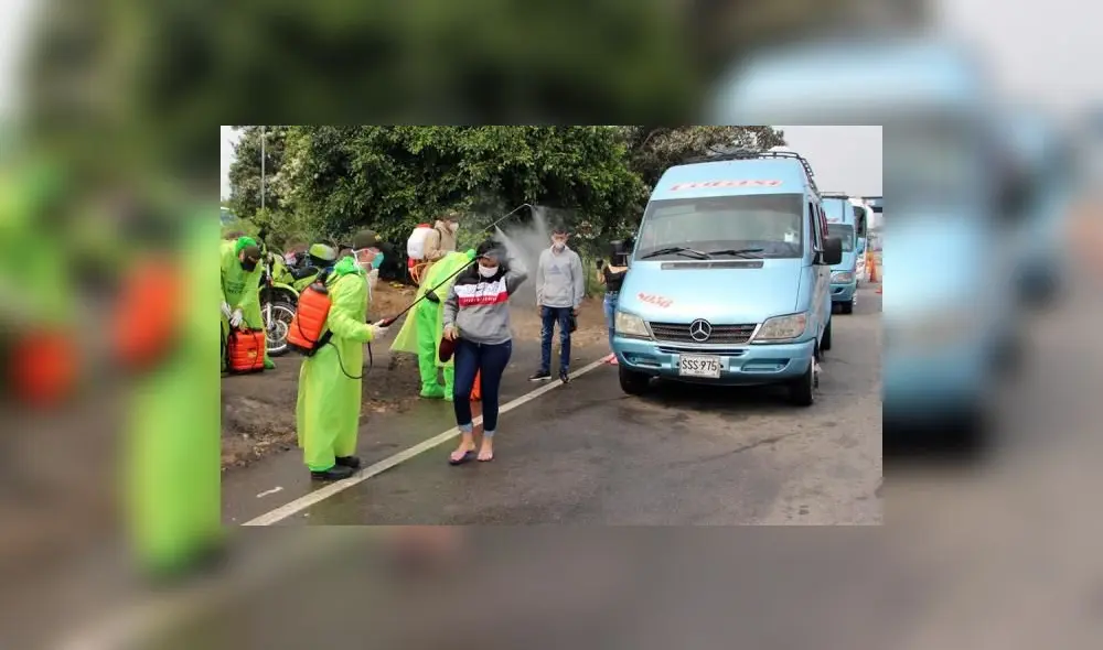 Venezolanos son desinfectados en el municipio de Los Patios, en el departamento de Norte de Santander (Colombia), antes de ser deportados a Venezuela. Foto: EFE