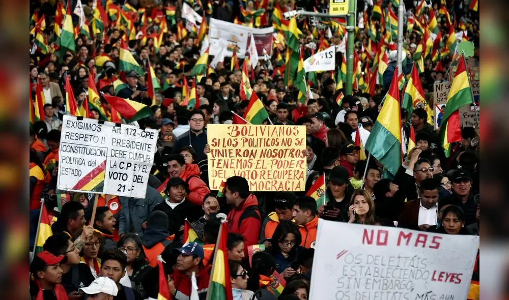La gente se reúne en la plaza San Francisco en el centro de La Paz el 10 de octubre de 2019. La gente se reúne en la plaza San Francisco en el centro de La Paz el 10 de octubre de 2019.