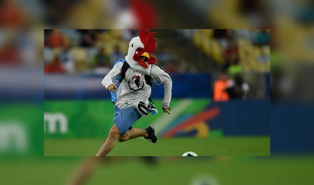 El "hombre pollo" lanzó fuertes calificativos contra los chilenos tras ser pateado por Gonzalo Jara. El "hombre pollo" lanzó fuertes calificativos contra los chilenos tras ser pateado por Gonzalo Jara.