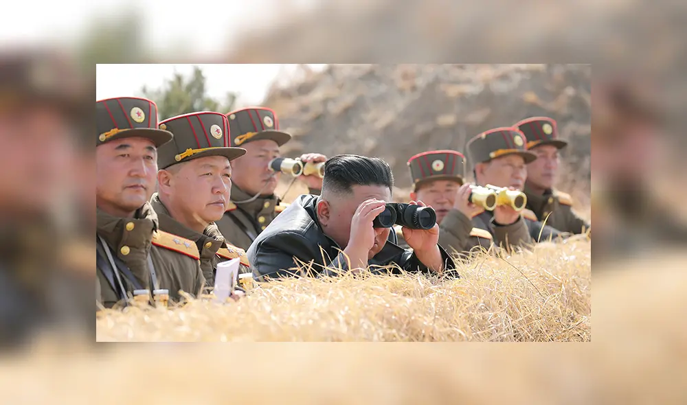 El líder norcoreano Kim Jong Un inspeccionando una competencia de fuego de artillería entre grandes unidades combinadas del Ejército Popular de Corea (KPA). | Foto: STR / KCNA vía KNS / AFP El líder norcoreano Kim Jong Un inspeccionando una competencia de fuego de artillería entre grandes unidades combinadas del Ejército Popular de Corea (KPA). | Foto: STR / KCNA vía KNS / AFP