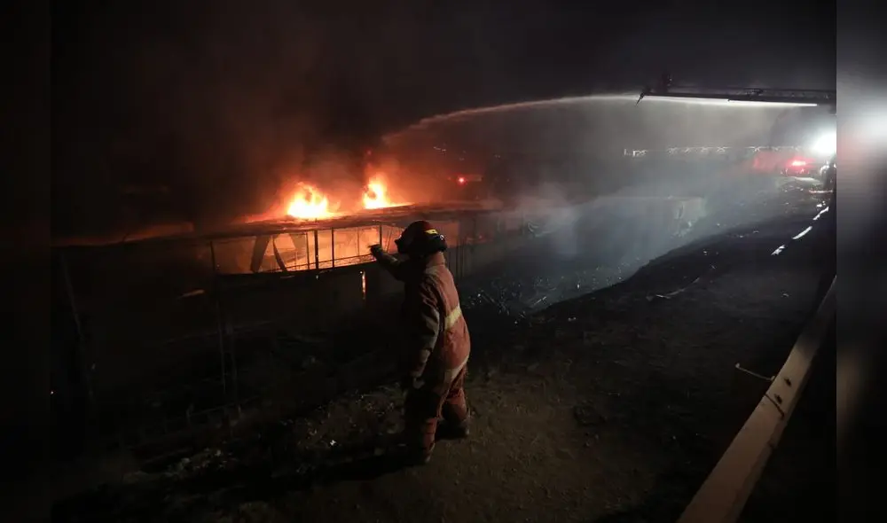 Incendio se registra cerca a la autopista Ramiro Prialé. / Créditos: Jorge Cerdan Incendio se registra cerca a la autopista Ramiro Prialé. / Créditos: Jorge Cerdan