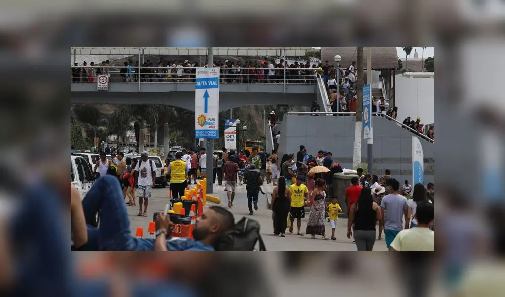 Agua Dulce se vio repleta de personas, quienes llegaron con sombrillas y muchas ganas de pasar el primer día del año. (Foto: Jorge Cerdán / La República)