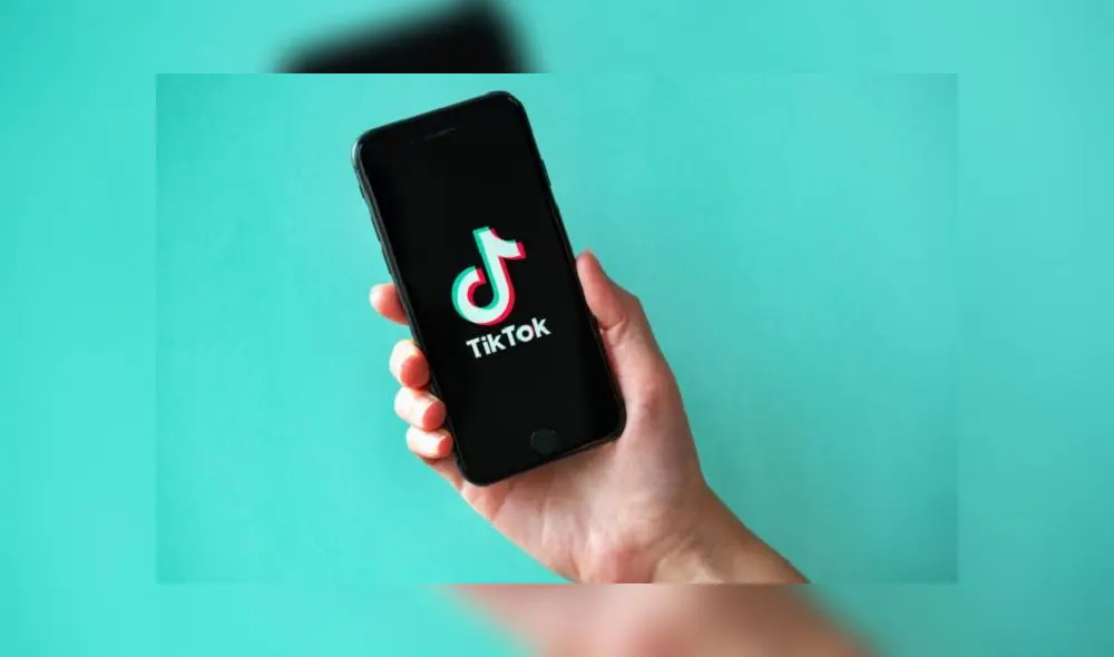 Para revertir un video de TikTok, la primera forma que puedes usar es la función de inversión predeterminada que tiene TikTok