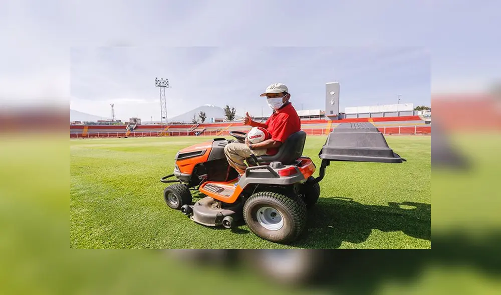 "Chumpi" mantiene la cancha como una alfombra verde