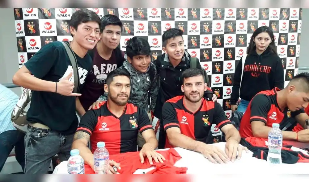 Hinchas del Melgar forman largas colas para un autógrafo de sus ídolos [VIDEO]