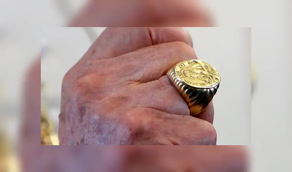 ¿Por qué el Papa Francisco retira su mano cuando fieles quieren besar su anillo episcopal?