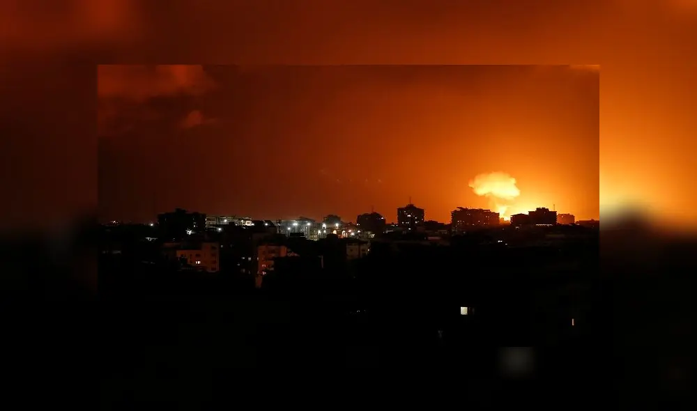 El humo y las llamas aumentan después de que aviones de guerra pertenecientes al ejército israelí llevaran a cabo ataques aéreos sobre la ciudad de Gaza. Foto: MAHMUD HAMS / AFP. El humo y las llamas aumentan después de que aviones de guerra pertenecientes al ejército israelí llevaran a cabo ataques aéreos sobre la ciudad de Gaza. Foto: MAHMUD HAMS / AFP.