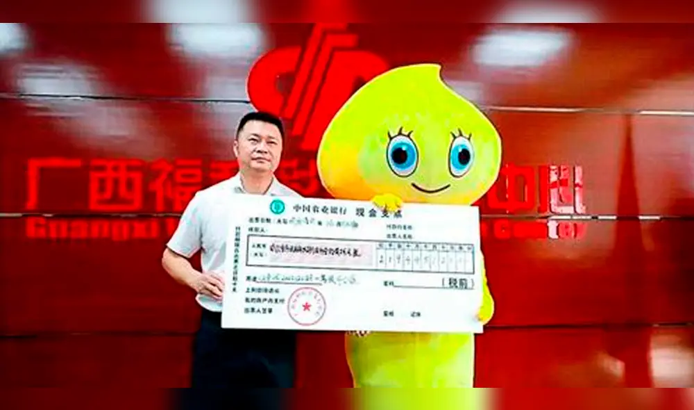 El sujeto de nombre Li tuvo que ir a cobrar su premio disfrazado de un personaje de caricatura para que su familia no lo reconozca. Foto: Twitter difusión El sujeto de nombre Li tuvo que ir a cobrar su premio disfrazado de un personaje de caricatura para que su familia no lo reconozca. Foto: Twitter difusión