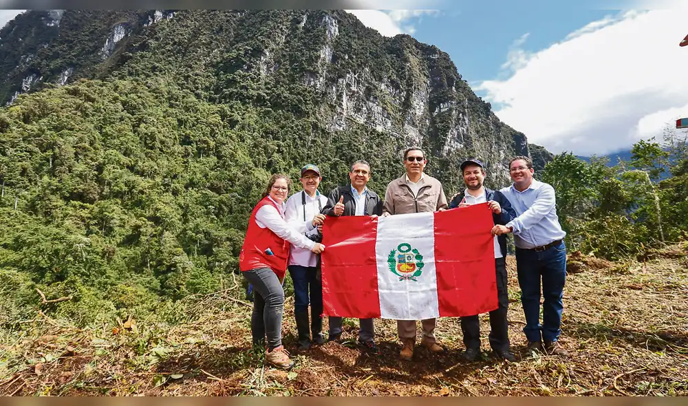 Está entre las regiones La Libertad y San Martín. Está entre las regiones La Libertad y San Martín.