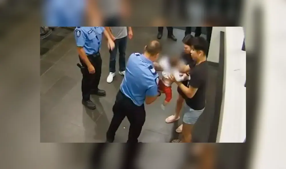 En el video se observa cómo un oficial salva a un bebé de morir asfixiado. (Foto: Captura)