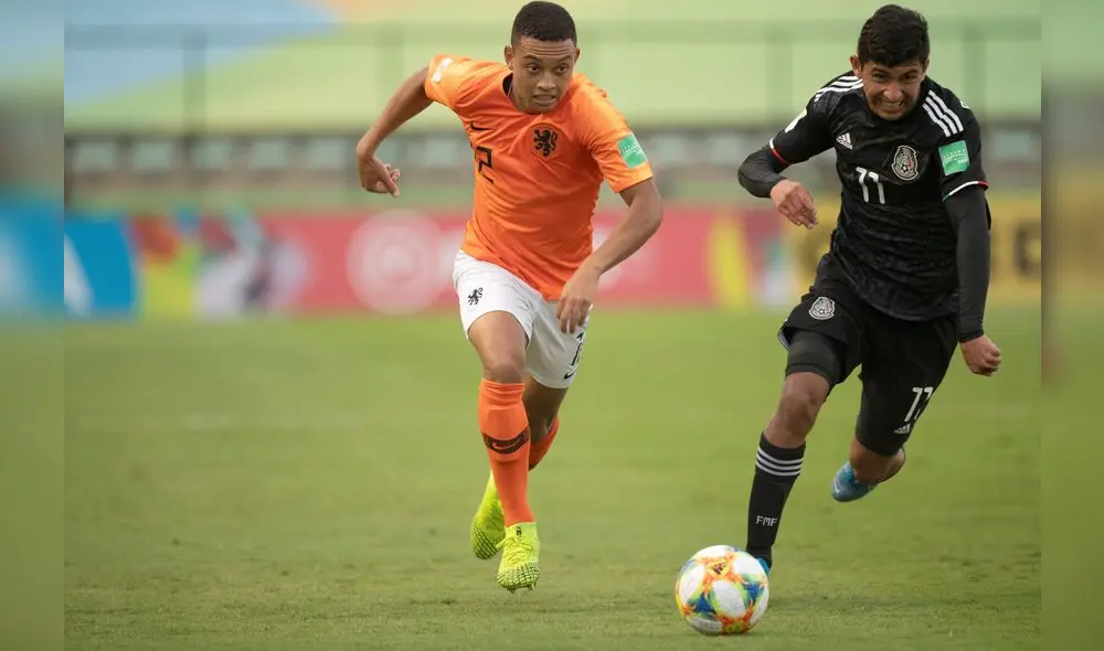 AME4761. BRASILIA (BRASIL), 14/11/2019.- El jugador México Arturo Delgado (d) disputa un balón con Youri Regeer de Países Bajos este jueves en el partido de las semifinales de la Copa Mundial Sub-17 entre México y Países Bajos en el estadio Bezerrao en la ciudad de Gama, cerca a Brasilia (Brasil). EFE/Joédson Alves AME4761. BRASILIA (BRASIL), 14/11/2019.- El jugador México Arturo Delgado (d) disputa un balón con Youri Regeer de Países Bajos este jueves en el partido de las semifinales de la Copa Mundial Sub-17 entre México y Países Bajos en el estadio Bezerrao en la ciudad de Gama, cerca a Brasilia (Brasil). EFE/Joédson Alves