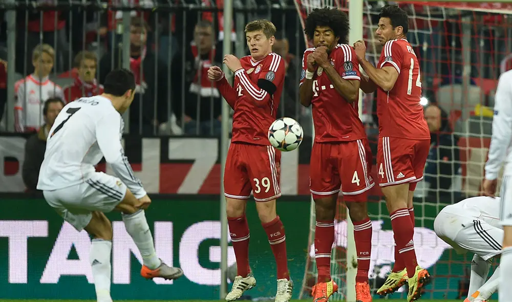 Claudio Pizarro intentando bloquear un remate de Cristiano Ronaldo. | Foto: AFP