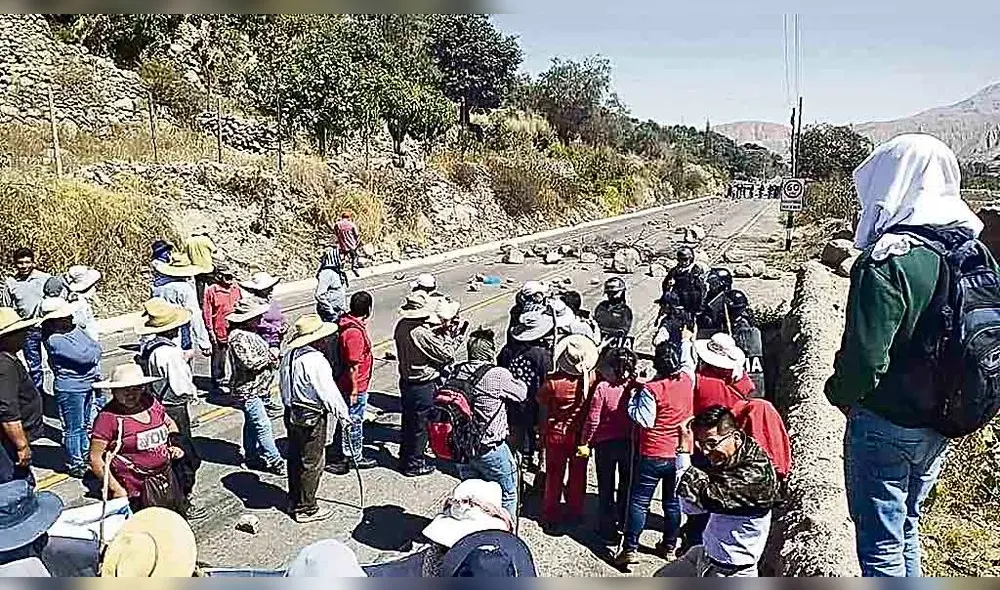 protesta. Con bloqueo de carretera, agricultores demandan cumplimiento de compromisos a la minera Quellaveco. protesta. Con bloqueo de carretera, agricultores demandan cumplimiento de compromisos a la minera Quellaveco.