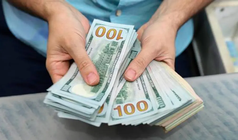 El precio del dólar BCV es revisado tanto por compradores como por comerciantes en Venezuela. Foto: AFP