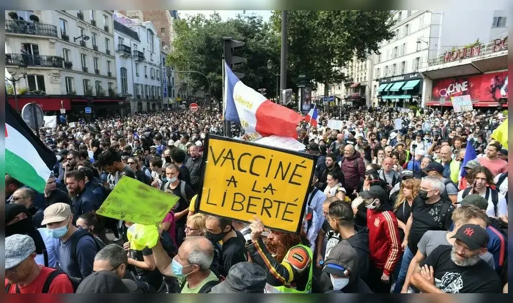 Los manifestantes salieron con carteles y pancartas en protesta de la vacunación obligatoria contra el COVID-19. Foto: Alain Jocard / AFP