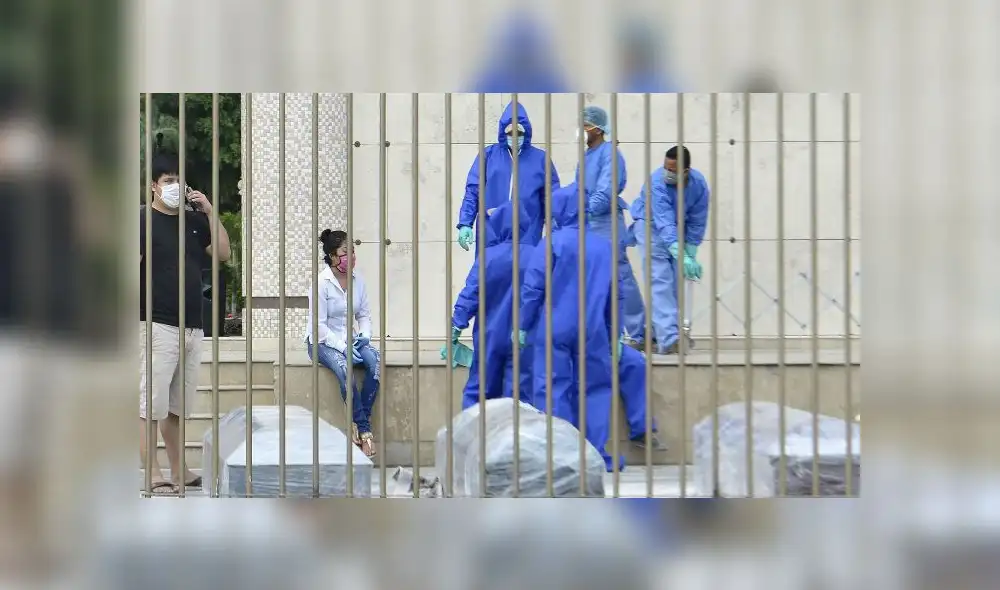 Los cadáveres son llevados a contenedores refrigerados tras el colapso de las morgues. Fuente: AP / foto referencial.