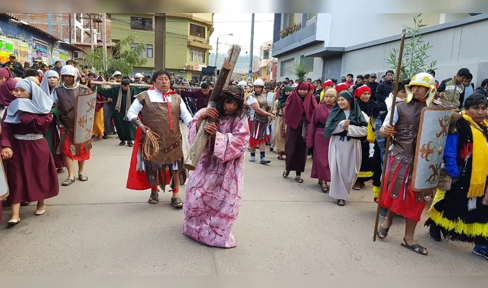 Cientos participan del Vía Crucis de Jesús desde tempranas horas en el sur [FOTOS y VIDEOS]