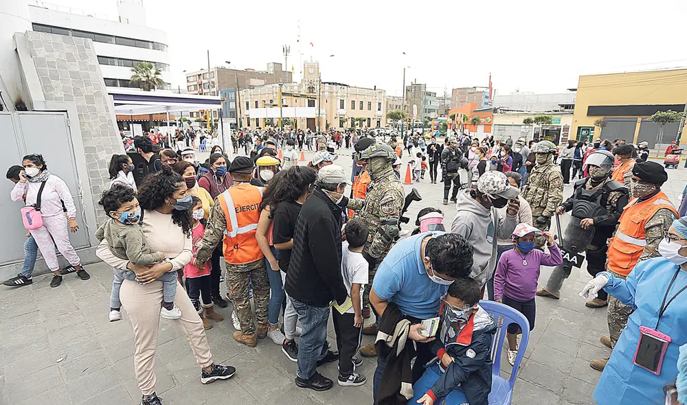 En espera. Colas largas, la presencia de adultos mayores vulnerables y la falta de distanciamiento fueron algunas de las deficiencias. Hoy sigue la jornada. Foto: Antonio Melgarejo/La República