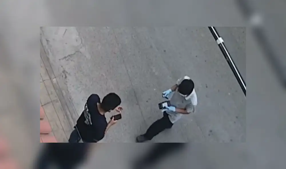 En las imágenes se observa que uno de los repartidores toma foto a la tarjeta de al cliente. (Foto: Captura de video / Latina Noticias)